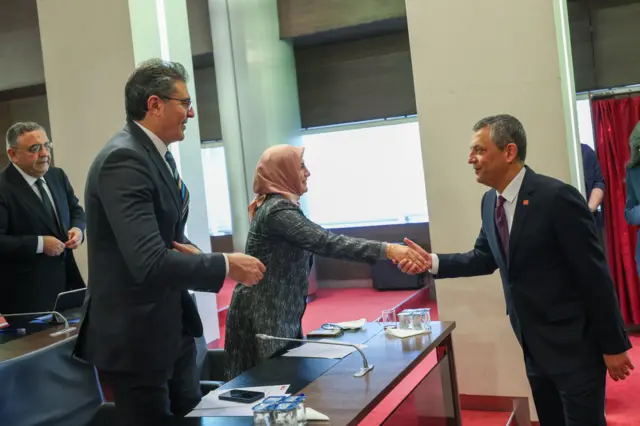 Özgür Özel MYK üyeleriyle tokalaşıyor