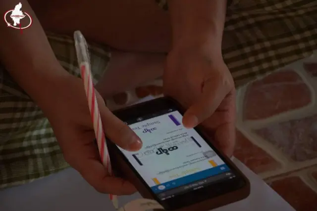 NUG ပညာရေးဌာနက ပြုလုပ်တဲ့ အခြေခံပညာပြီးမြောက်ခြင်းစာမေးပွဲမှာ သင်္ချာဘာသာဖြေဆိုနေသူတစ်ဦး 