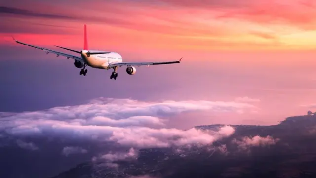 Авиакомпания Virgin Atlantic известна своим подходом к одежде своих бортпроводниц - например, для разработки фасона их костюмов привлекалась известный британский дизайнер моды Вивьен Вествуд