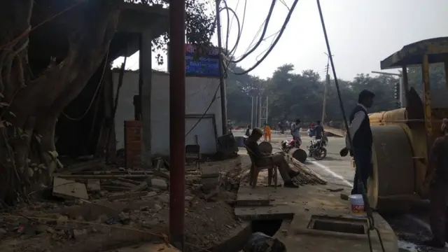 पूरे शहर में सुंदरीकरण के लिए पुराने ढांचे ढहाने पड़े हैं