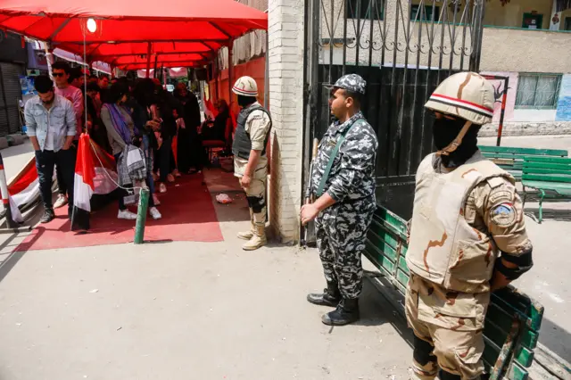 عناصر من الجيش يحرسون بوابة مركز انتخابي