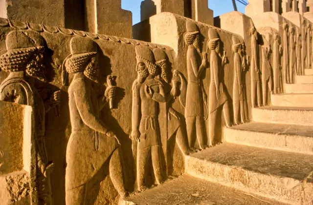 Persepolis'teki duvar oymaları.