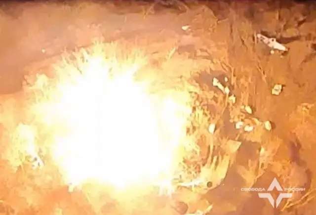 Як стверджують автори каналу Легіону "Свобода Росії", на цьому фото момент знищення системи РЕБ "Житель" біля селища Красна Яруга за 12 км від українського кордону