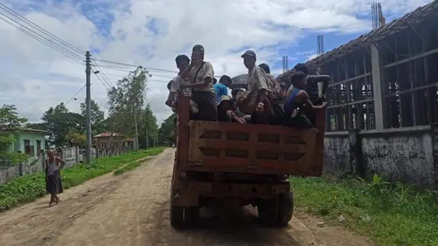 ထရပ်ကားပေါ်ကလူတွေ