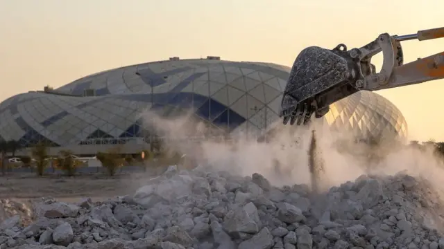 Maquinaria de construcción del estadio Lusail Iconic en Qatar