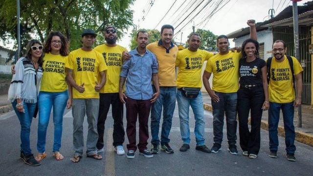 Integrantes da frente em Ibura, bairro do Recife.