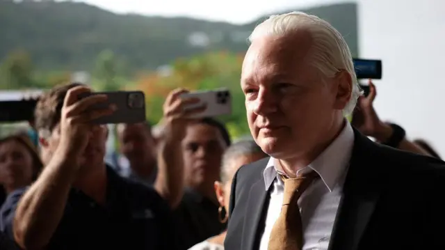 جوليان أسانج.