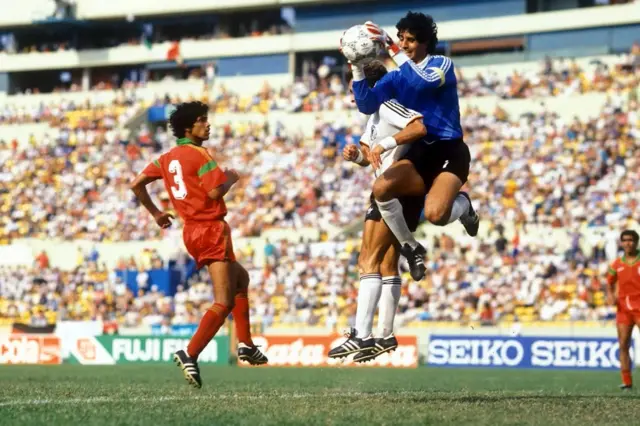 حارس المرمى بادو الزاكي خلال مباراة المغرب وألمانيا في كأس العالم 1986