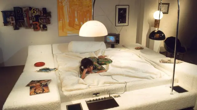 Фотомодель возлегает на водяной кровати "Остров наслаждений" конструкции Аарона Доннера