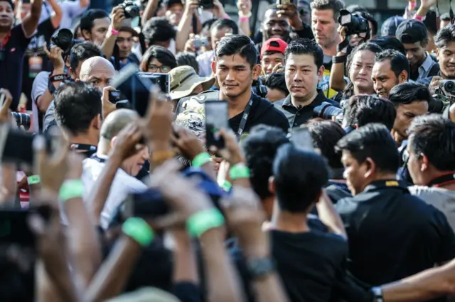 လူထုချစ်တဲ့ လူထုကြားက အောင်လ