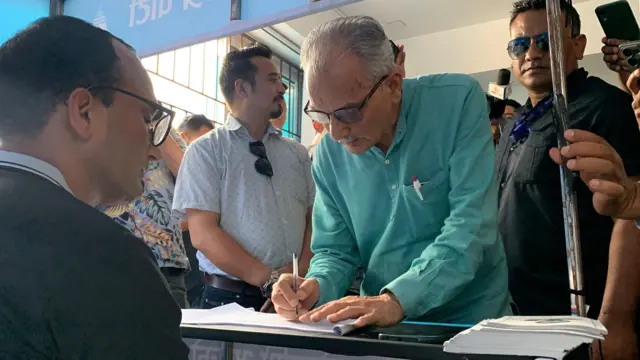 पूर्वप्रधानमन्त्री बाबुराम भट्टराईले पनि रास्वपाको हस्ताक्षर अभियानमा सहभागिता जनाउँदै