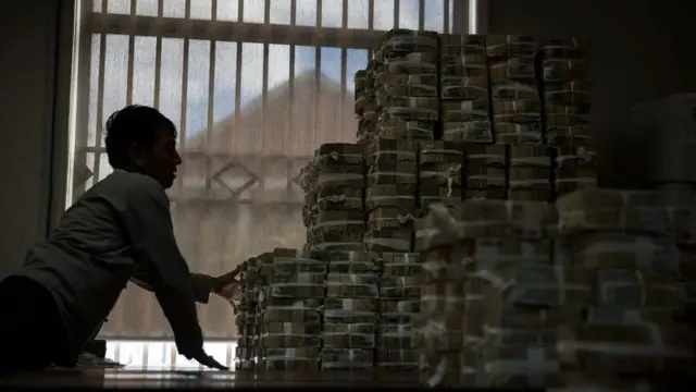  လားရှိုးမှာ ဆိုရင်လည်း ဘဏ်တွေကို အချိန်ပိုင်းသာ ဖွင့်တယ်လို့ လုပ်ငန်းရှင်တချို့က ပြောပါတယ်။