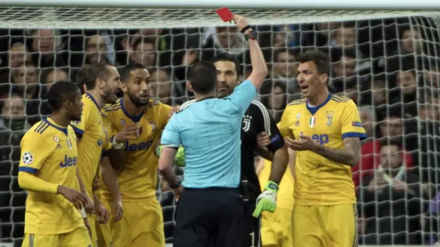Alamójútó ìfẹsẹ̀wọnsẹ̀ naa Oliver yọ káàdì pupa sí aṣọ́lé Juventus, Gianluigi Buffon fun sísọ̀rọ̀ òdì sí alamójútó ìfẹsẹ̀wọnsẹ̀ naa