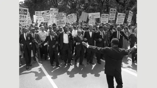 Мартин Лутер Кинг млађи и други лидери покрета за људска права предводе Марш на Вашингтон и захтевају слободу и послове за Афроамериканце 28. августа, 1963.