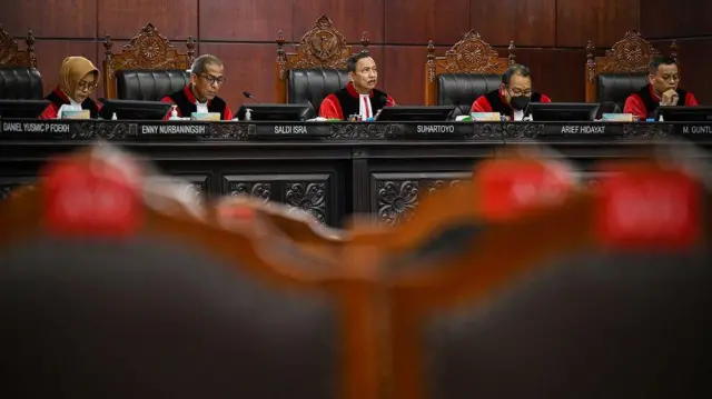 Mahkamah Konstitusi mengabulkan gugatan terhadap Undang-Undang Nomor 4 Tahun 2016 tentang Tabungan Perumahan Rakyat (Tapera) karena dianggap bertentangan dengan UUD NRI Tahun 1945, sehingga kini para pekerja tidak wajib menjadi peserta Tapera.