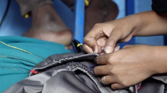 Warshadda dharka ee ku taalla gobolka Tamil Nadu waxaa ka shaqeeyaa 300,000 oo haween ah