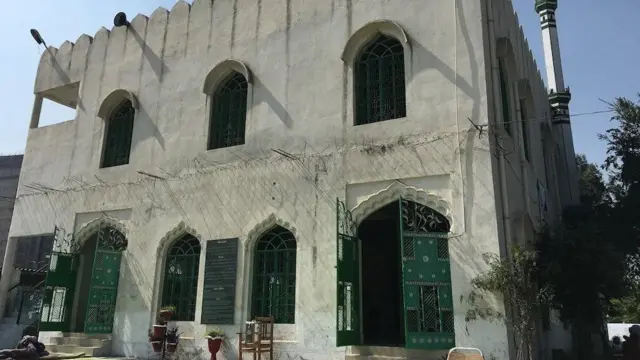 ২০০৫ সালে অম্বর মসজিদ তৈরির কাজ শুরু করেন শাইস্তা অম্বর