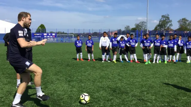 anak-anak thailand selatan latihan bola di Leicester City.