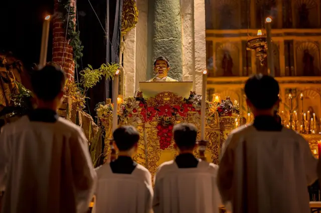 Un sacerdote ofreciendo una misa en Filipinas.