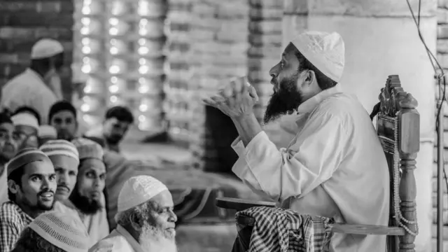 বাইত-উর-রউফ মসজিদের ভেতরে মুল্লীদের একটি অংশ