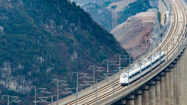 由昆明開往貴陽的G4136次列車經過貴州省安順市境內的水桶木寨特大橋