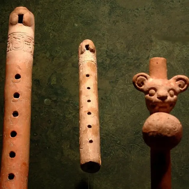 Flautas e instrumentos aztecas
