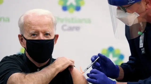 वैक्सीन लगाते जो बाइडन