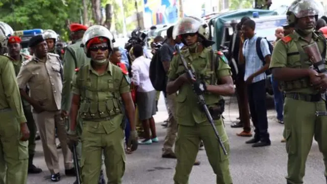 Hari bamwe mu bateguye iyo myiyerekano bahagaritswe igihe igipolisi cariko kigarukana umutekano imbere y'ibiro vy'uwuserukira Afrika y'Epfo