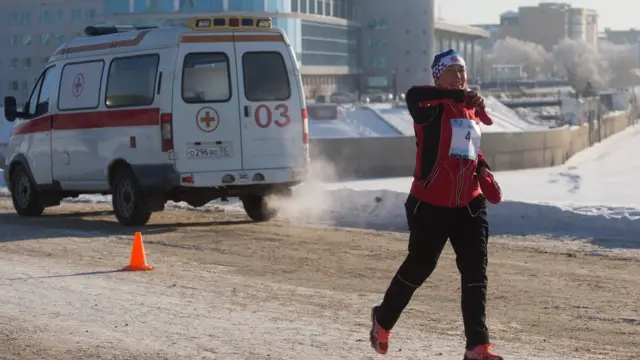 Участница марафона в Омске и машина скорой