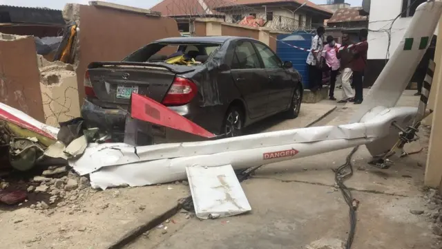 Ụgbọelu ahụ dapịara ụgbọala dị n'ime ụlọ ahụ