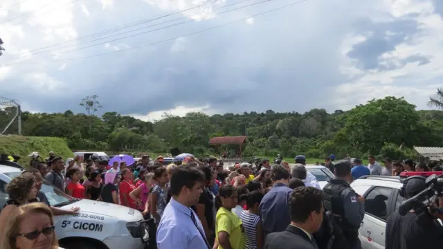 Pessoas se reúnem no acesso ao Compaj para esperar notíciasjogo do aviãozinho cassinofamiliares presos