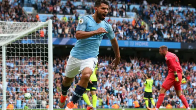 Sergio Agüero inscrivant le 3e but mancunien.