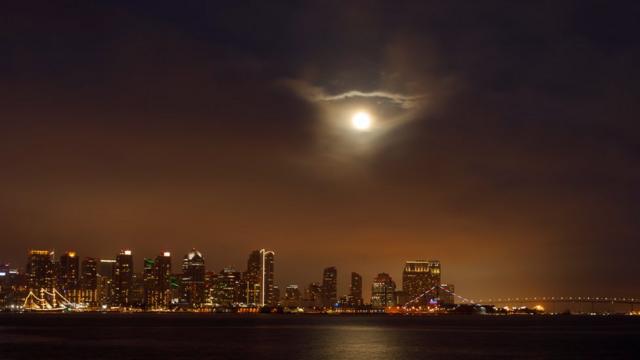 La superluna sobre San Diego, California