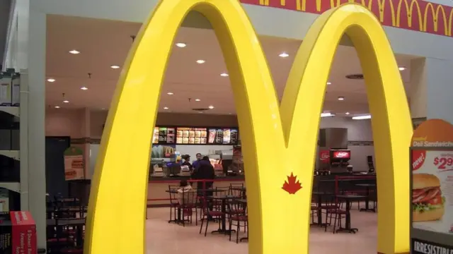 Unos arcos dorados de McDonald's