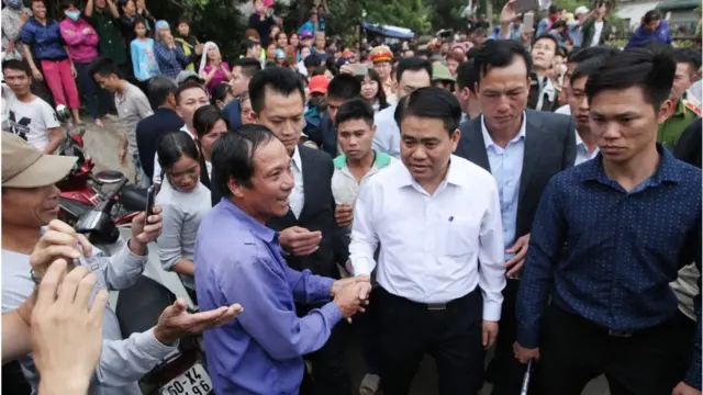 Ông Nguyễn Đức Chung (áo sơ mi trắng)