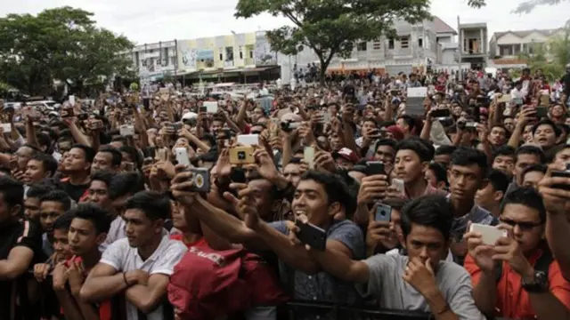 Decenas de indonesios de Aceh asistieron a la flagelación y muchos festejaron.