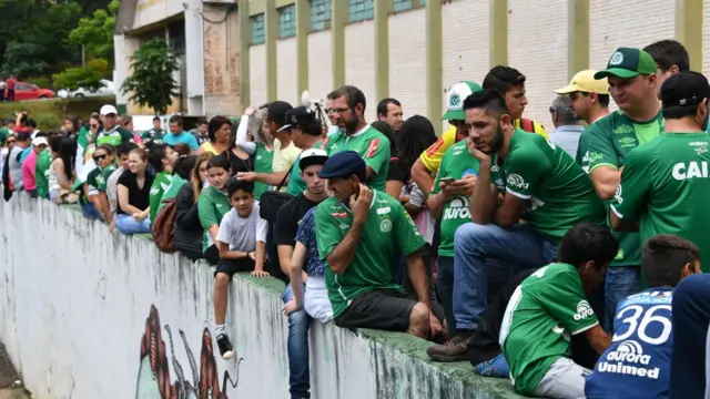 Torcedores se reúnem no estádio da Chapecoense