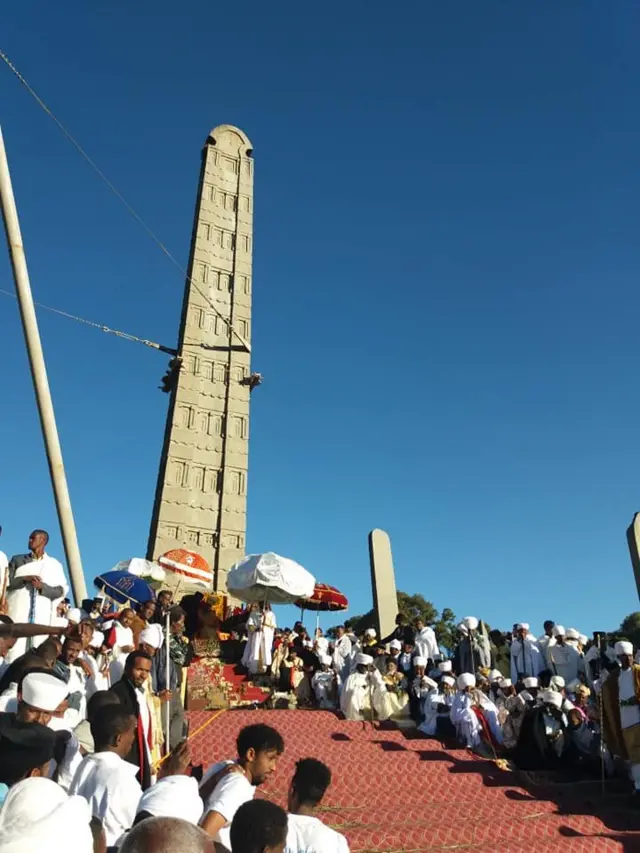 ኣብ ጽምበል በዓል ማርያም ጽዮን (ሕዳር ጽዮን) ካህናት ኣብ እግሪ ሓወልቲ ኣክሱም ያሬዳዊ ዝማሬ እንተቕርቡ፡ ብርክት ዝበለ ህዝቢ ይዕዘብ ነይሩ።