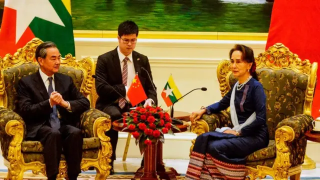 দি হেগে রওয়ানা হওয়ার আগের দিন (শনিবার, ডিসেম্বর ৭, ২০১৯) নেপিডতে চীনা পররাষ্ট্রমন্ত্রীর সাথে অং সান সু চির বৈঠক