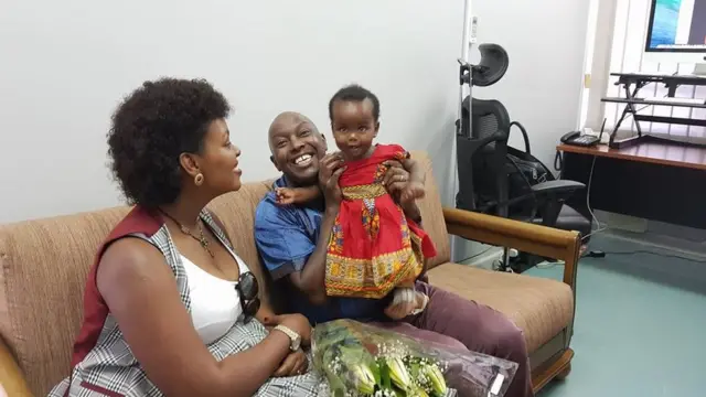 Dr Xasan Shire, xaaskiisa Stellah iyo gabadhooda Carraweelo