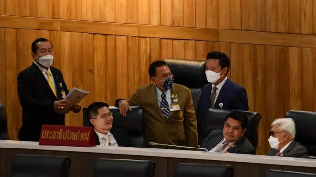 ส.ส. พรรคจิ๋วรวมตัวกันด้านหลังห้องประชุมสภา โดยมีทั้งคนที่ประกาศตัวเป็นฝ่ายค้าน และกลุ่มที่เคลื่อนไหวว่าจะโหวตคว่ำ รมต. บางคนแม้มีสถานะเป็นพรรคร่วมรัฐบาล