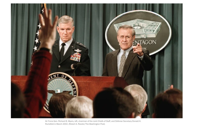 واشنگتن پست می گوید علاوه بر این اسناد محرمانه توانسته به حدود ۵۹۰۰۰ یادداشت دونالد رامسفلد (راست)، وزیر دفاع آمریکا در هنگام لشگرکشی به افغانستان دست پیدا کند