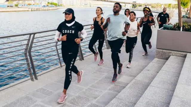 Manal Rostom ayaa abuurtay bog Facebook ah oo ay ku dhiirogalinayso dumarka doonaya in ay xijaabka xirtaan