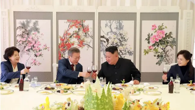 韩国总统文在寅及夫人金正淑、朝鲜最高领导人金正恩及夫人李雪主在第三次朝韩首脑会晤期间。