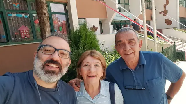 Emrah Guler avec ses parents