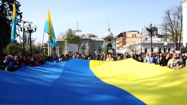 Активисты празднуют принятие закона о языке