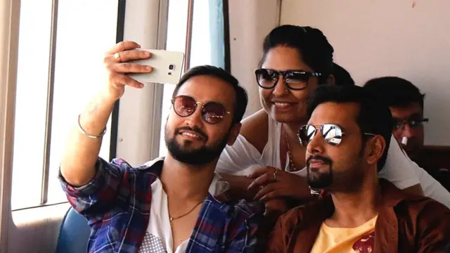 રો-રો ફેરીમાં સેલ્ફી લઈ રહેલા લોકો