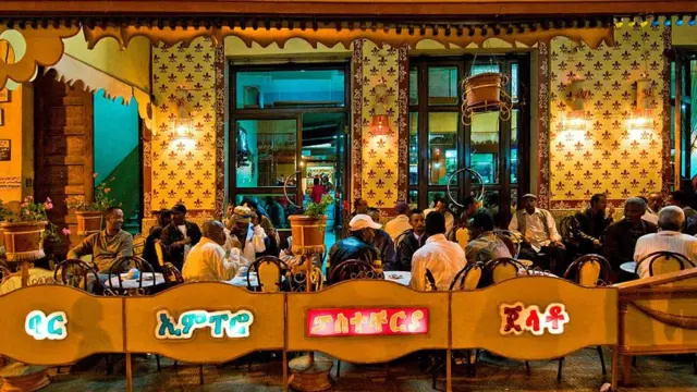 ఇక్కడ బార్లు, రెస్టారెంట్లకు ఇటాలియన్ పేర్లు ఎక్కువగా కనిపిస్తాయి.