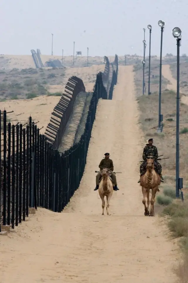 రాజస్థాన్‌లోని టానోట్ ప్రాంతంలో భారత్-పాకిస్తాన్ సరిహద్దు వద్ద గస్తీ కాస్తున్న భారత సరిహద్దు భద్రతా దళం జవాన్లు. 2004 ఫిబ్రవరి 8వ తేదీన తీసిన చిత్రం