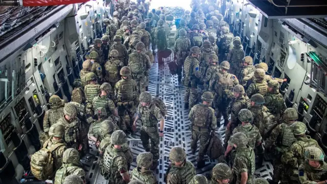 英国军人抵达喀布尔